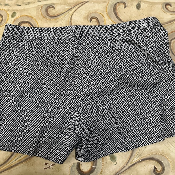 BANANA REPUBLIC Black & White Geometric Print Shorts - Picture 6 of 7